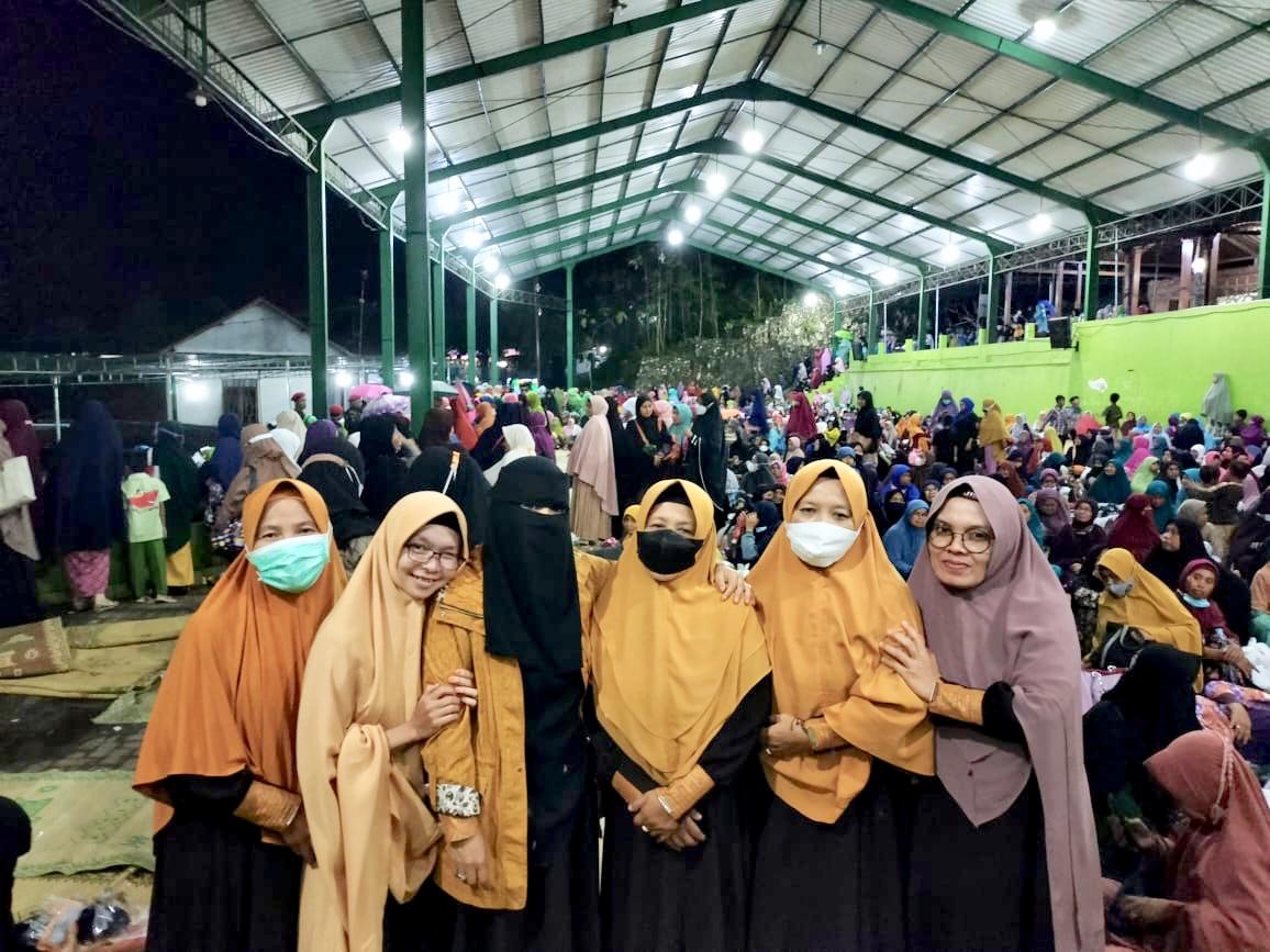 Ketua Yayasan Biro Jodoh Rumaysho dan Tim