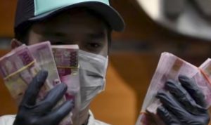 Foto: KPK menunjukkan Sita uang 1,3 Miliar dari Muhammad Aufar Hutapea Dalam Kasus Katalis