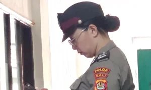 Foto: Aipda Ni Luh Putu Eka Purnawianti, SH., berada di depan ruangan sidang kode etik, Bid Propam Polda Bali.