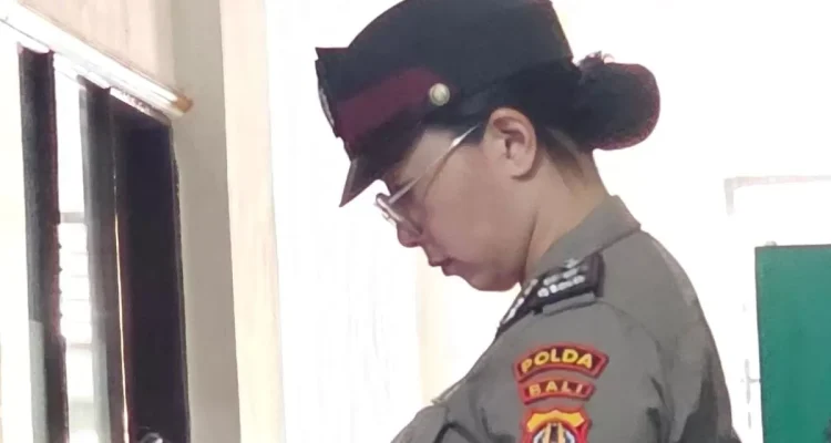 Foto: Aipda Ni Luh Putu Eka Purnawianti, SH., berada di depan ruangan sidang kode etik, Bid Propam Polda Bali.