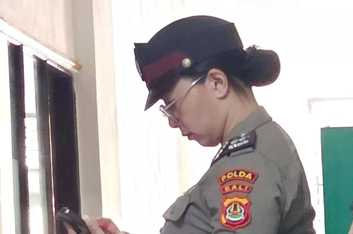 Foto: Aipda Ni Luh Putu Eka Purnawianti, SH., berada di depan ruangan sidang kode etik, Bid Propam Polda Bali.