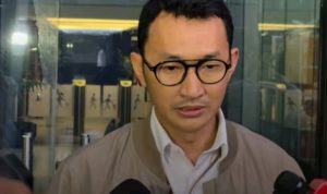 Jubir KPK Budi Prasetyo kepada wartawan mengatakan, KPK mengamankan total 17 orang dalam OTT ini