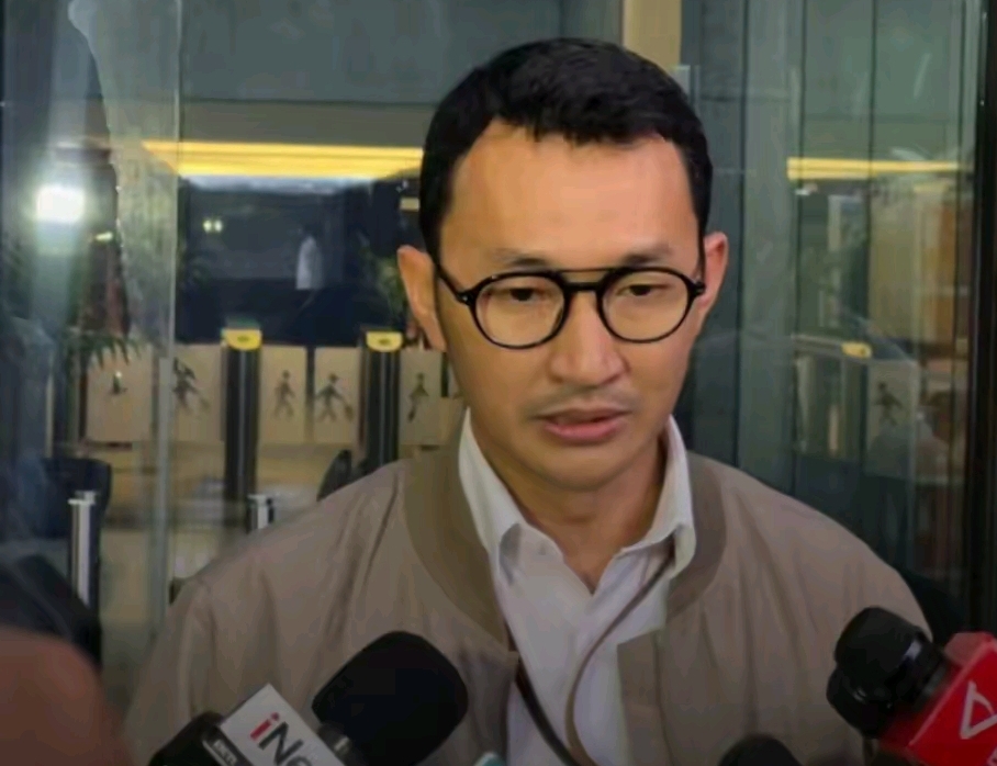 Jubir KPK Budi Prasetyo kepada wartawan mengatakan, KPK mengamankan total 17 orang dalam OTT ini